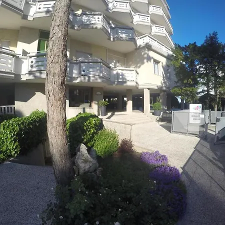 Modern Flat With Balcony In A In Apartamento Caorle