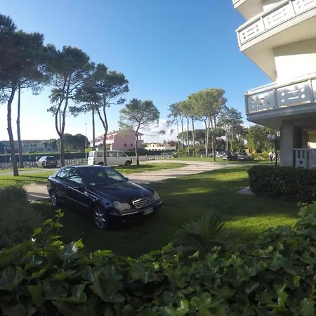 Modern Flat With Balcony In A In Apartamento Caorle